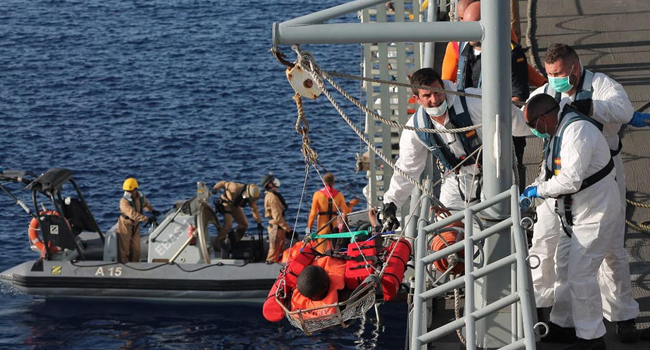 Primer rescate del 'Cantabria' como buque de mando de la Operación Sophia en el Mediterráneo