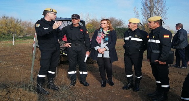 El teniente general Alcañiz visita a las unidades desplegadas para colaborar en la extracción del camalote en el Guadiana