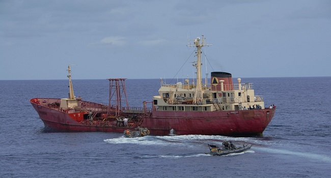 El patrullero ‘Serviola’ libera a un buque mercante nigeriano secuestrado por piratas