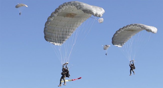 Paracaidistas aliados saltan juntos desde el cielo de León