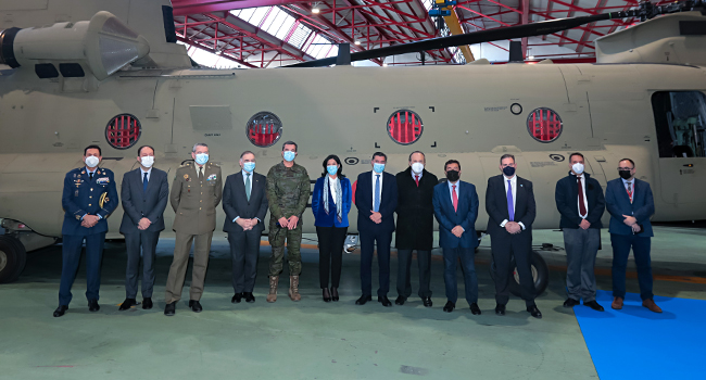 La secretaria de Estado de Defensa (SEDEF) y miembros de las Comisiones de Defensa del Congreso y el Senado han visitado la base de las Fuerzas Aer...