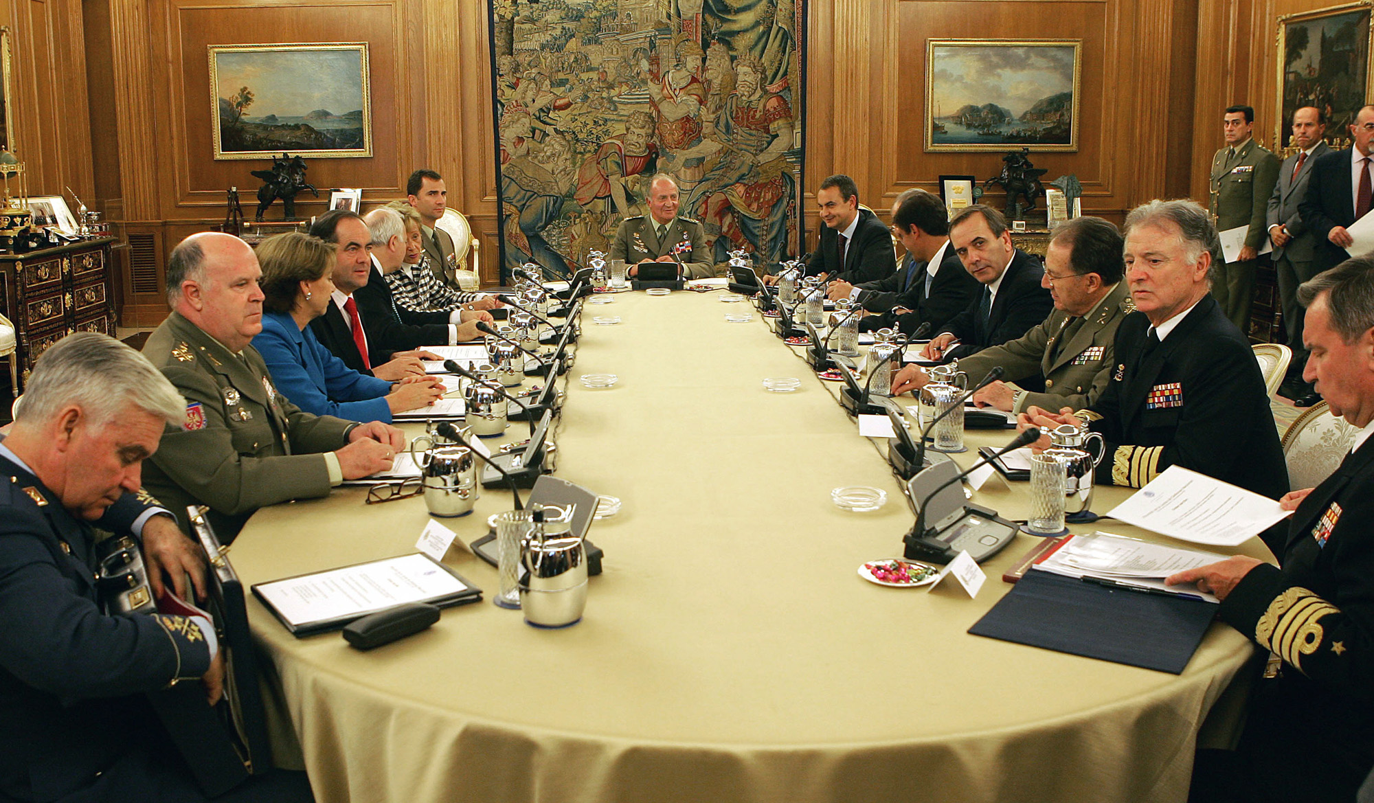 Su Majestad el Rey Don Juan Carlos, acompañado por Su Alteza Real el Príncipe de Asturias, preside la Junta de Defensa Nacional que se reunida en el Palacio de la Zarzuela.