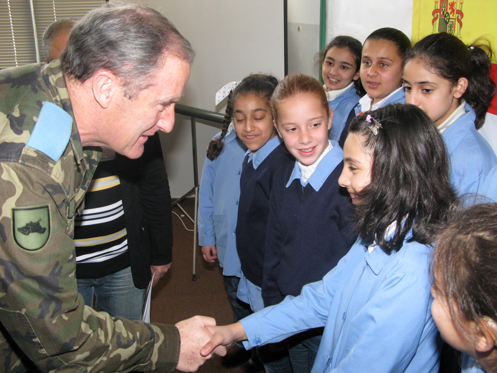 El contingente español en el sur del Líbano ha efectuado un acto de entrega de material escolar a la escuela pública de Ebel es Saqui