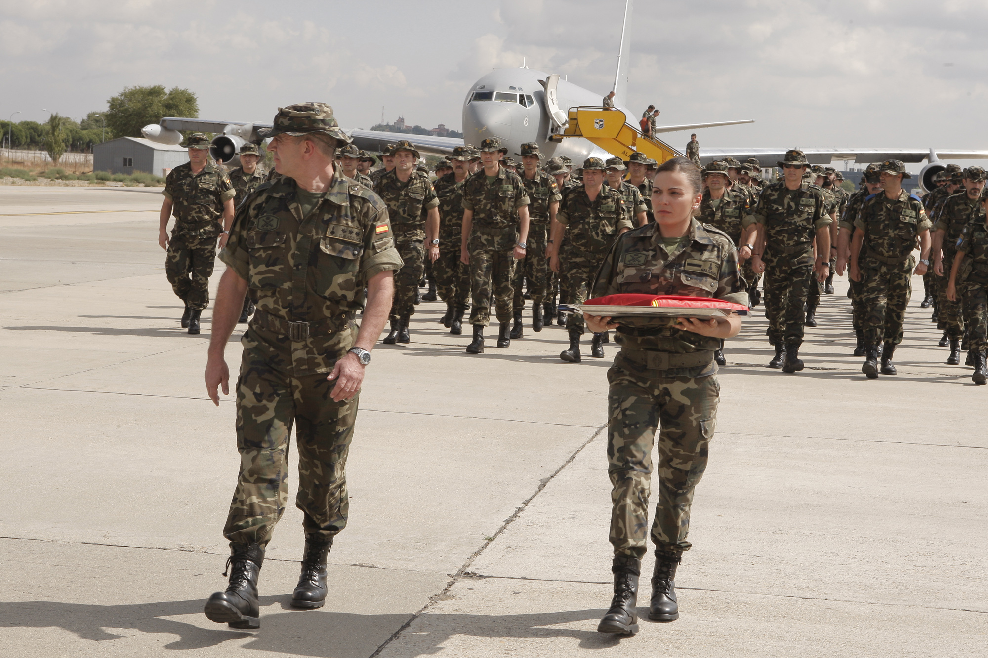 Carme Chacón y el ex ministro Eduardo Serra reciben al último contingente español en Kosovo