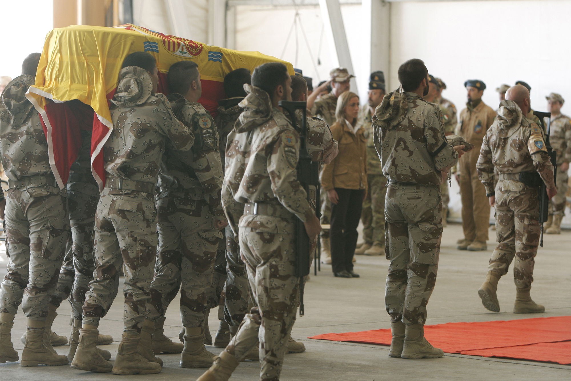 Carme Chacón transmite el pésame a los compañeros del militar fallecido en atentado en Afganistán