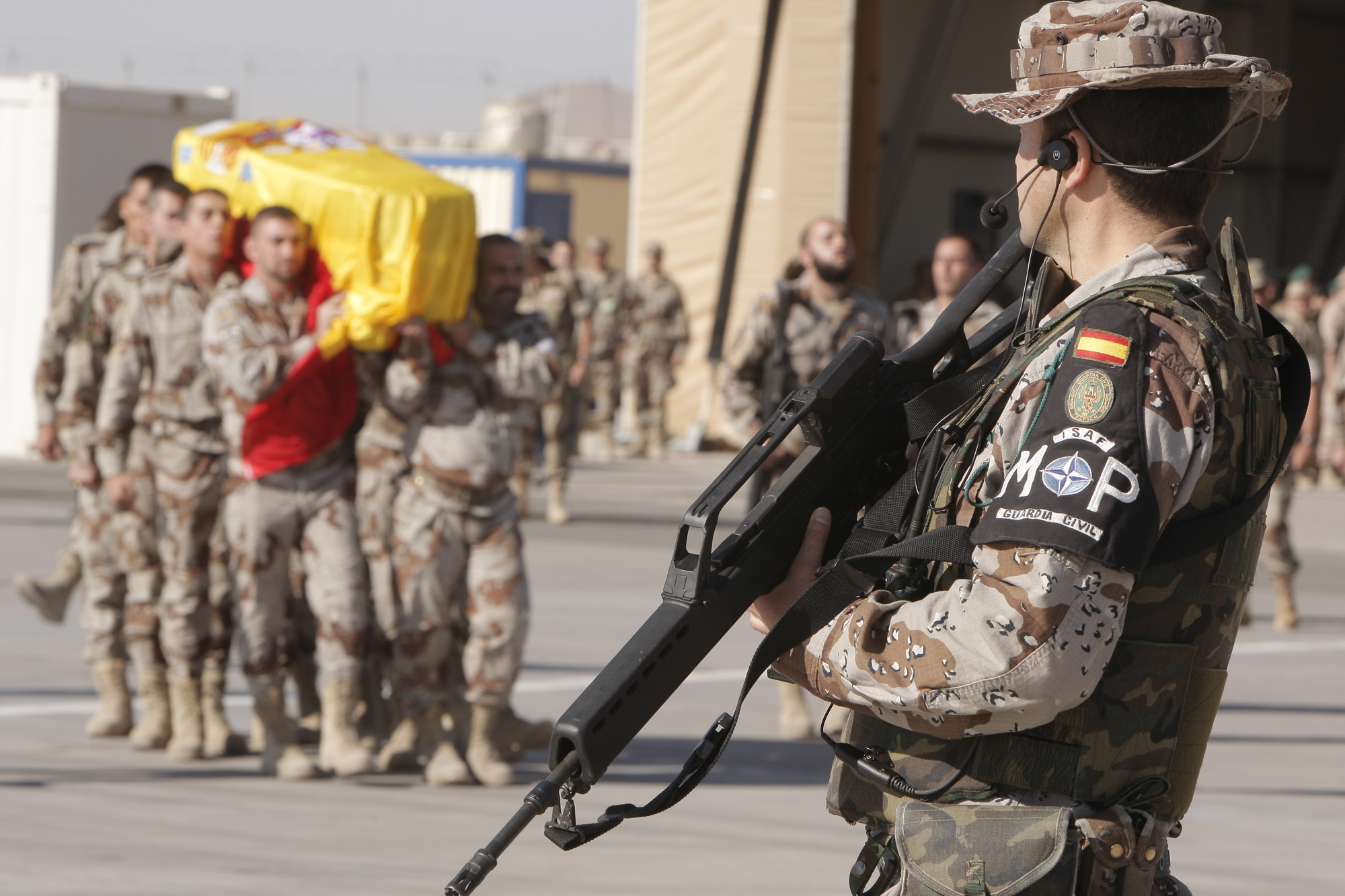 Carme Chacón transmite el pésame a los compañeros del militar fallecido en atentado en Afganistán