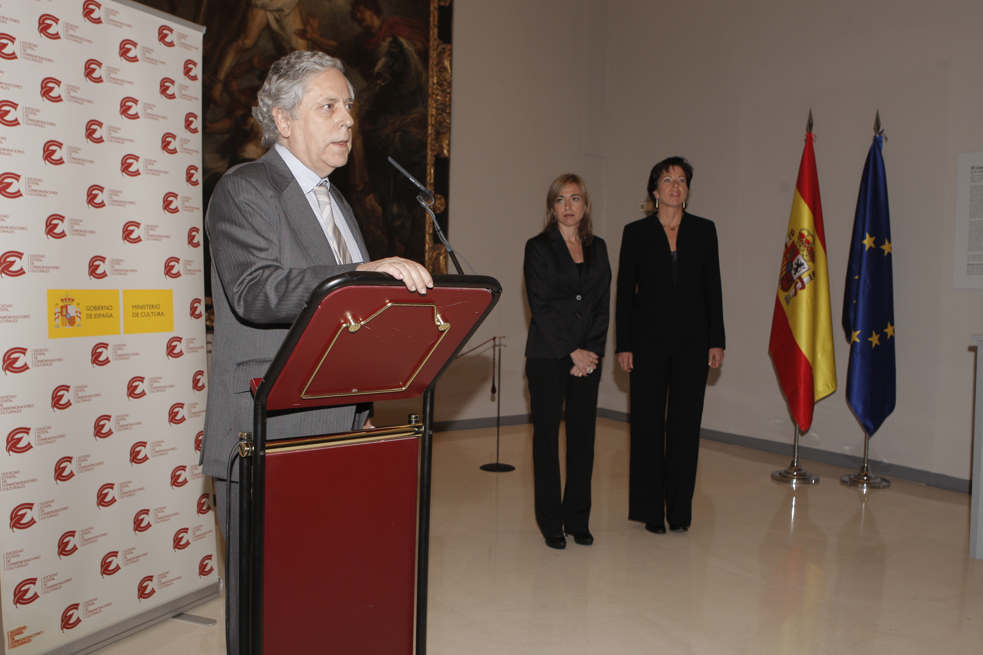 La ministra de Defensa Carme Chacón asiste a la inauguración de la exposición 'Tiempo de Paces'