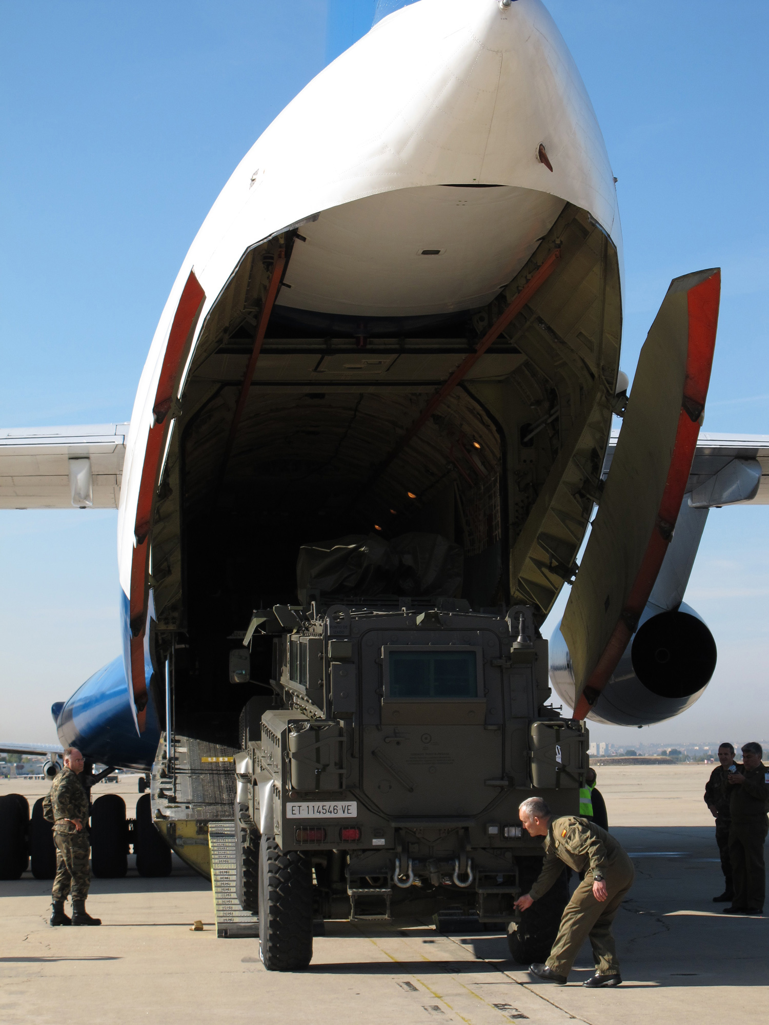 Salen los dos primeros vehículos blindados RG-31 rumbo a Afganistán