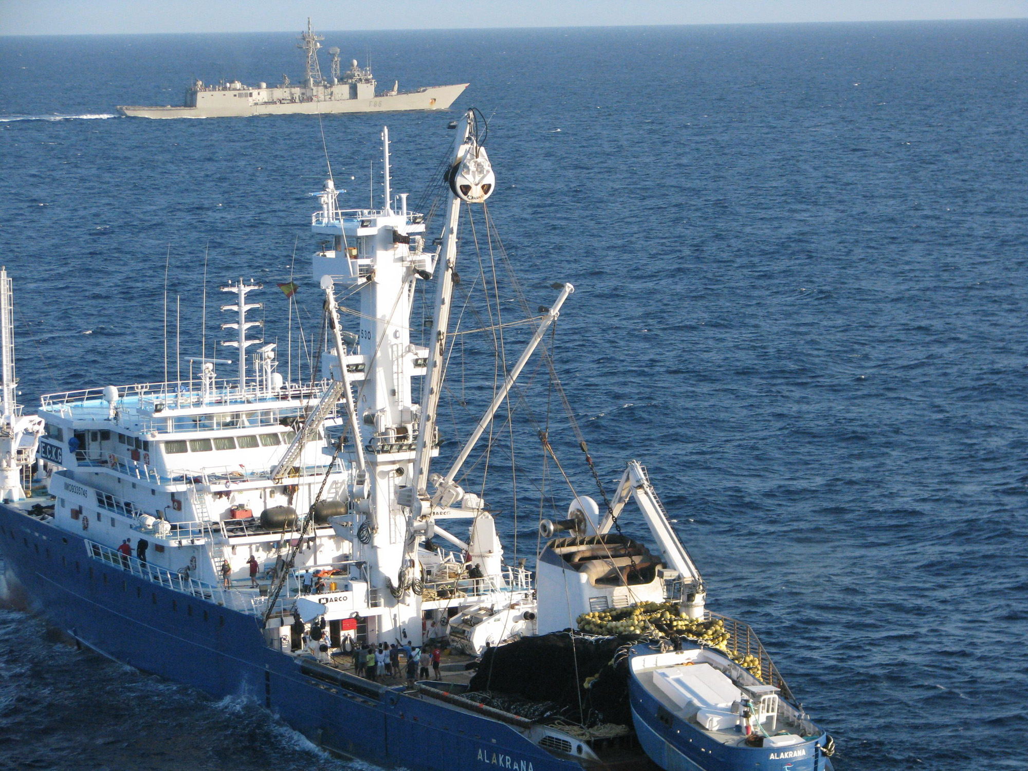 El pesquero 'Alakrana' escoltado por las fragatas españolas 'Canarias' y 'Méndez Núñez'