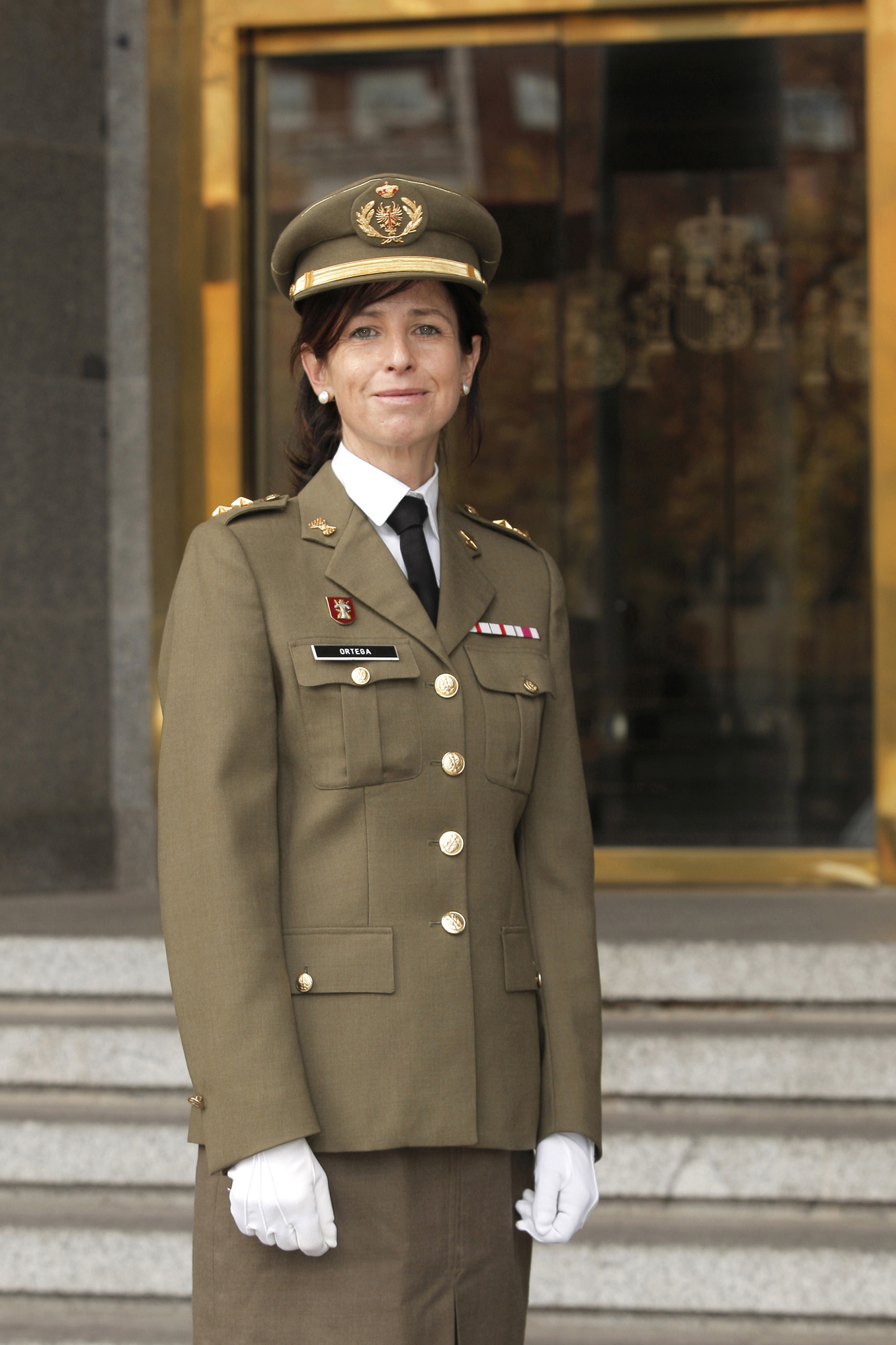 La teniente coronel Patricia ortega posa ante el Ministerio de Defensa