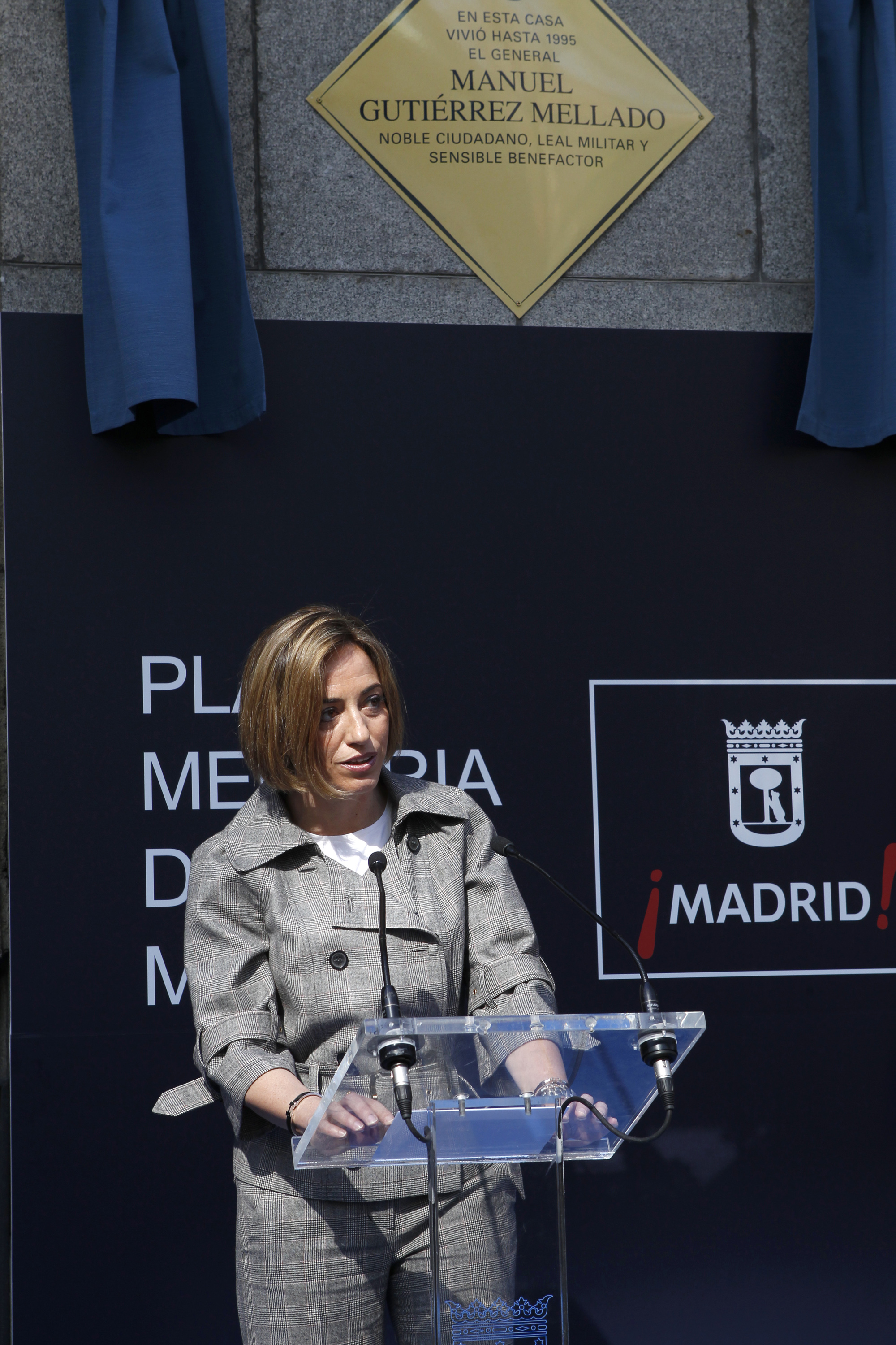 La ministra de Defensa asiste junto al alcalde de Madrid al descubrimiento de una placa en la casa donde vivió el general Gutiérrez Mellado