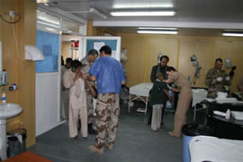Médicos militares españoles vacunan a niños de un horfanato en Herat (Afganistán)