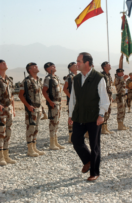 José Bono pasa revista a las tropas españolas destacadas en Mazar-i-Sharif, Afganistán.