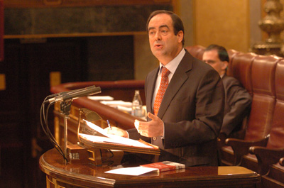 José Bono, ministro de Defensa en la tribuna de oradores del Congreso de los Diputados
