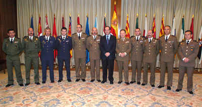 El ministro de Defensa, José Bono, con el JEMAD, Félix Sánz, y la representación del batallón español que apoyó el proceso electoral en Afganistán