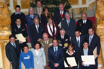 El ministro de Defensa junto a los Jefes de Estado Mayor de los tres Ejércitos y los galardonados en los premios Virgen del Carmen 2004