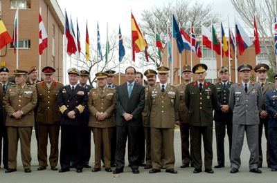 José Bono, ministro de Defensa con los jefes de las  unidades y paises intergrantes del Cuartel General del Mando del Componente Terrestre de la OTAN en Madrid