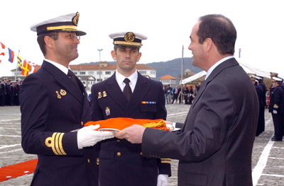 El ministro de Defensa entrega la Bandera al comandante de la fragata 'Blas de Lezo'