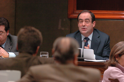 El ministro, José Bono informando a la Comisión de Defensa del Senado sobre la nueva Directiva de Defensa Nacional