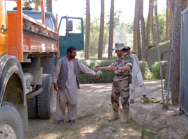 Afganos trabajando con los soldados españoles en el destacamento 'General Urrutia' de Qalaq-i-Naw