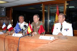 El almirante de la Flota, Ángel M. Tello Valero, el general de Ejército, Félix Sanz Roldán y el vicealmirante francés, Alain Dumontet, durante la rueda de prensa tras la ceremonia del cambio de mando de la EUROMARFOR.