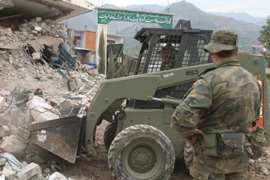 Soldados españoles destacados en Pakistán prosiguen las labores de reconstrucción en las inmediaciones de Malot.