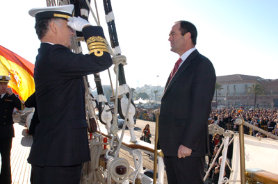 José Bono recibe Honores del Almirante Jefe del Estado Mayor de la Armada, Sebastián Zaragoza en el Buque Escuela Juan Sebastián Elcano