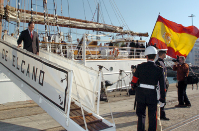 El ministro de Defensa, José Bono desembarca del Buque Escuela Juan Sebastián de Elcano que inicia su LXXVI crucero de instrucción en el puerto de Cádiz