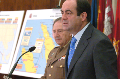 El ministro de Defensa, José Bono, junto al Jefe del Estado Mayor de la Defensa, General de Ejérc ito Félix Sanz, en un momento de la rueda de prensa.