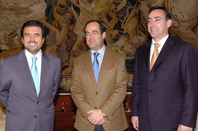 El presidente de Baleares, Jaume Matas; el ministro de Defensa, José Bono; y el alcalde de Soller, Carles Simarro, durante la reunión que esta mañana han mantenido en el Ministerio de Defensa.