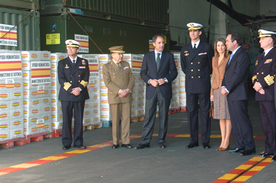 Los Príncipes de Asturias y las autoridades nacionales y locales durante un momento de la visita al interior del Buque de Asalto Anfibio 'Galicia'
