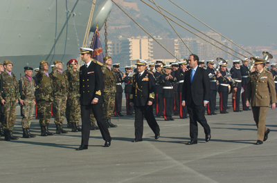 Su Alteza Real el Príncipe de Asturias revista al contingente militar acompañado por el ministro de Defensa