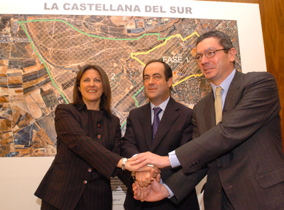 El ministro de Defensa, José Bono, junto a la ministra de la Vivienda, María Antonia Trujillo, y el alcalde de Madrid, Alberto Ruiz Gallardón, tras la firma del protocolo de la 'Operación Campamento'.