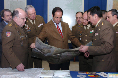 El ministro de Defensa durante su visita al Centro Geográfico del Ejército de Tierra (CEGET)