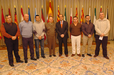 El ministro de Defensa y el JEMAD con los seis reservistas voluntarios que se unirán a la Operación 'Respuesta Solidaria'