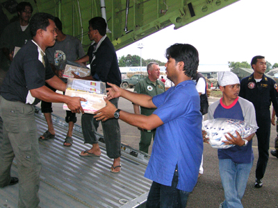 Descarga de ayuda humanitaria en Banda Aceh