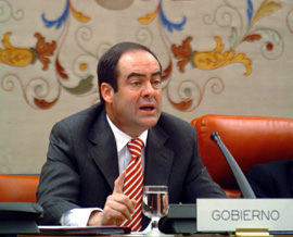 -El ministro de Defensa, José Bono, durante su comparecencia en el Congreso de los Diputados