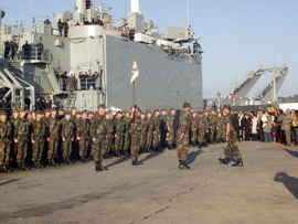 El buque Hernán Cortés con los infantes de Marina procedentes de Bosnia, a su llegada a la Base de Rota