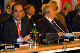 Los ministros de Defensa de España y Turkía, José Bono y Vecdi Gönül en la reunión informal de la OTAN en Taormina, Sicilia Italia