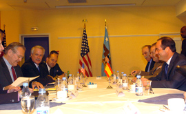 Las delegaciones de España y EEUU en la reunión bilateral celebrada en Niza