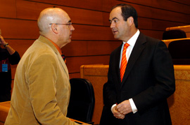 José Bono conversa con el presidente del Senado, Francisco Javier Rojo en el pleno del Senado