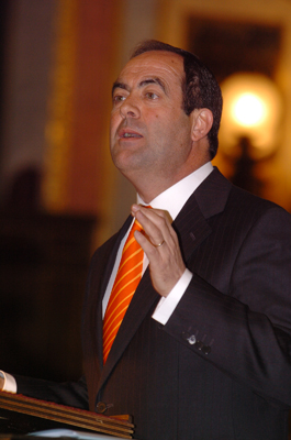 José Bono, ministro de Defensa, responde a una interpelación en el Congreso de los Diputados