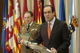 El ministro de Defensa, José Bono, acompañado por  el General de Ejército Félix Sanz, Jefe del Estado Mayor de la Defensa, durante su intervención