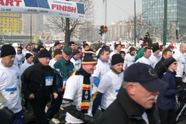Participantes de la carrera popular al inicio de la misma.