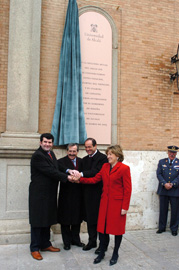 El ministro de Defensa, José Bono, la ministra de Educación y Ciencia, María Jesús San Segundo, y el rector de la Universidad de Alcalá, Virgilio Zapatero, tras descubrir la placa conmemorativa de la entrega de los cuarteles del Príncipe y de Lepanto.