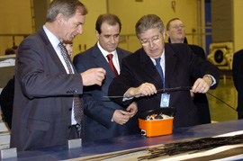 El ministro de Defensa del Reino Unido, Geoff Hoon  y el secretario de estrado de Defensa, Francisco Pardo visitan las Instalaciones de Construcciones Aeronáuticas