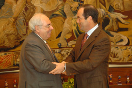 El ministro de Defensa, José Bono,  saluda al presidente del Principado de Asturias, Vicente Alvarez Areces.