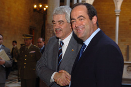 El ministro de Defensa, José Bono, saluda al presidente de la Generalitat, Pascual Maragall en el palacio de la Generalitat