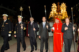 El ministro de Defensa junto a autoridades civiles y militares preside la procesión de San Pedro en el Arsenal de Cartagena