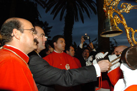 José Bono, ministro de Defensa, al toque de campana inicia la procesión de Santiago Apostol en Cartagena